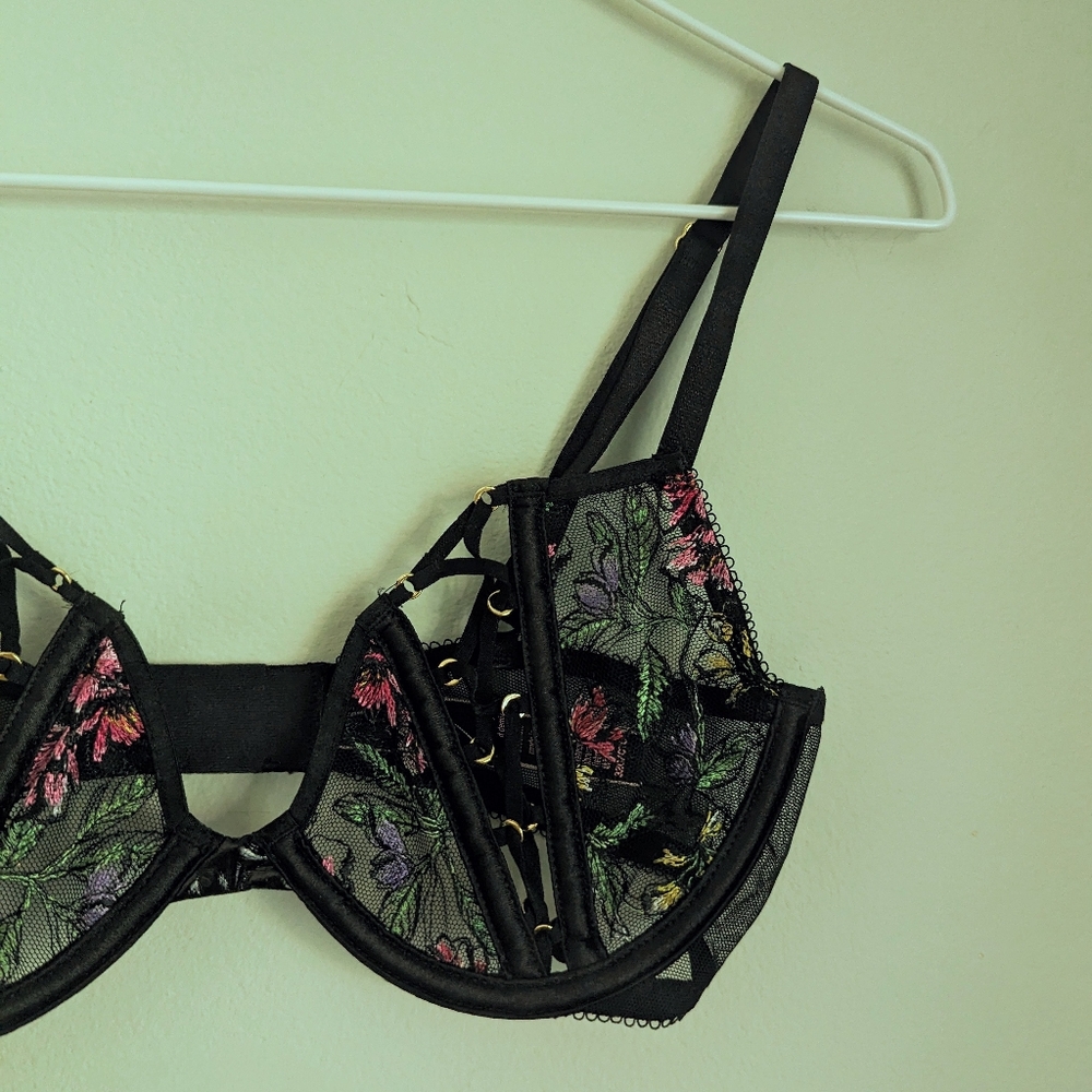 Victoria's Secret 32C Very Sexy Lace-Up Open Cut Demi Floral Embroidery Bra 111 - Picture 3 of 10